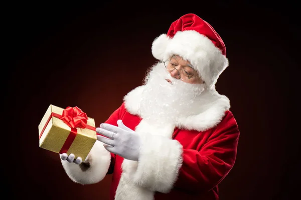 Père Noël pointant sur la boîte cadeau — Photo de stock