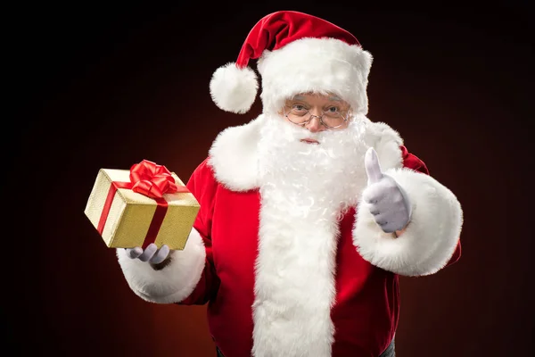 Babbo Natale con scatola regalo in mano — Foto stock