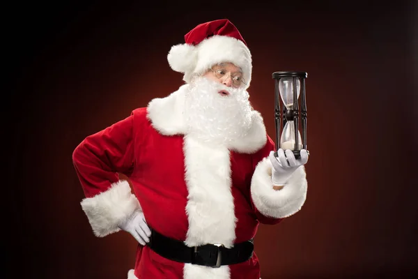 Santa Claus sosteniendo reloj de arena - foto de stock