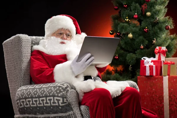 Weihnachtsmann mit Laptop — Stockfoto