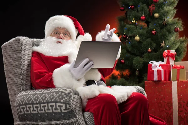 Père Noël à l'aide d'un ordinateur portable et geste — Photo de stock