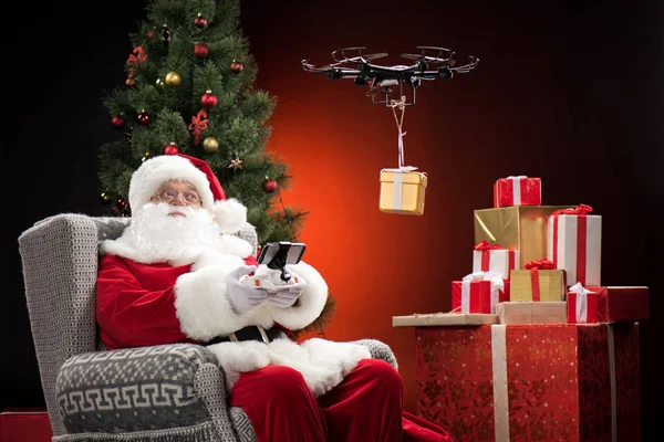 Santa Claus usando dron - foto de stock