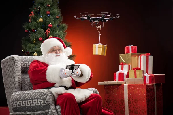 Santa Claus usando dron - foto de stock