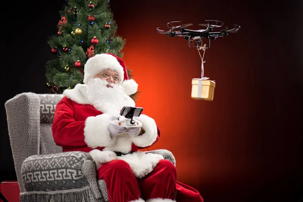 Santa Claus usando dron - foto de stock