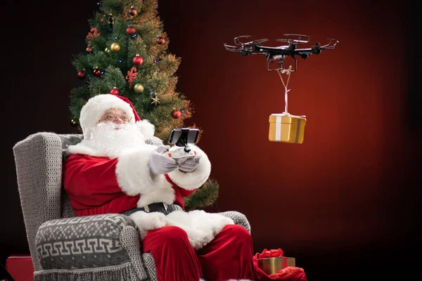 Père Noël à l'aide de drone — Photo de stock