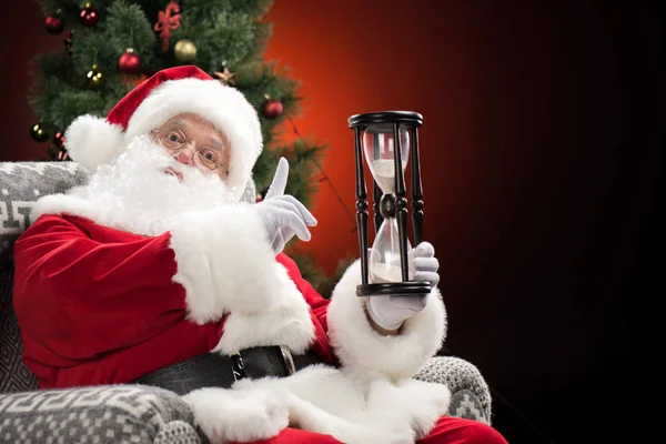 Babbo Natale mostra clessidra — Foto stock
