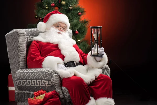 Santa Claus mostrando reloj de arena - foto de stock