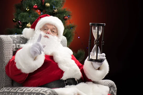 Papai Noel mostrando ampulheta — Fotografia de Stock