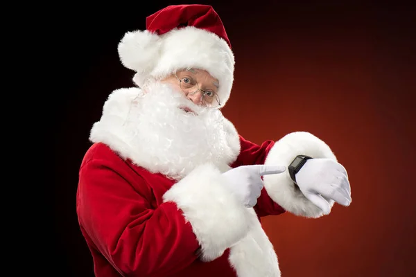 Père Noël pointant sur smart-watch — Photo de stock