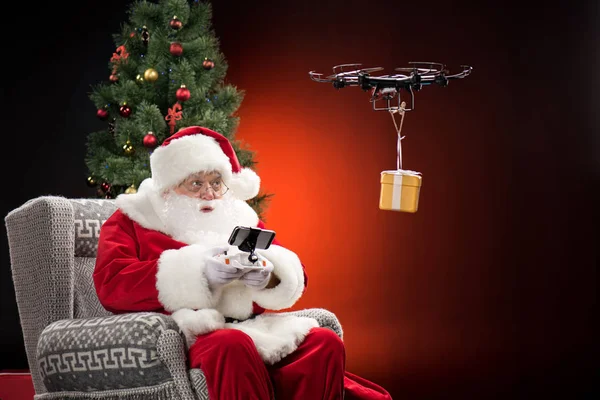 Papai Noel usando drone — Fotografia de Stock