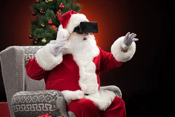 Père Noël portant casque de réalité virtuelle — Photo de stock
