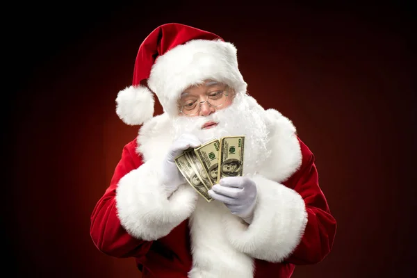 Санта-Клаус считает долларовые купюры — стоковое фото