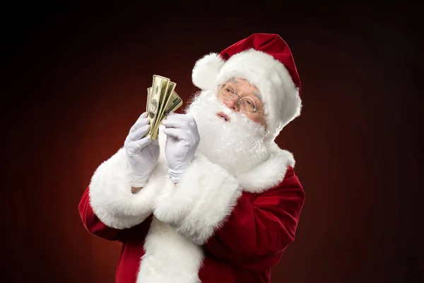 Père Noël comptant les billets en dollars — Photo de stock