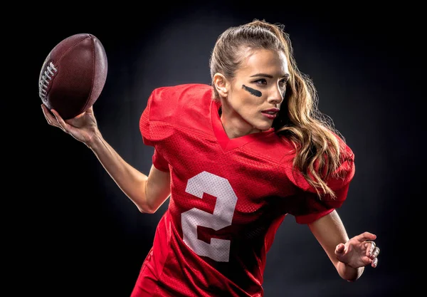 Donna che gioca a football americano — Foto stock