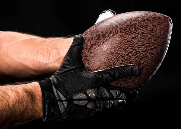 Jugador de fútbol sosteniendo pelota - foto de stock