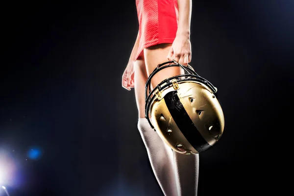 Jogadora de futebol feminino segurando capacete — Fotografia de Stock