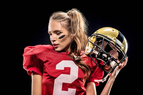 Jogadora de futebol feminino posando com capacete — Fotografia de Stock