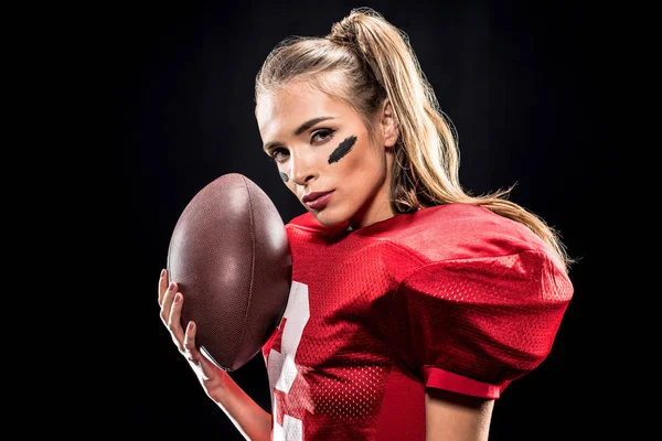 Jugadora de fútbol femenino con pelota - foto de stock