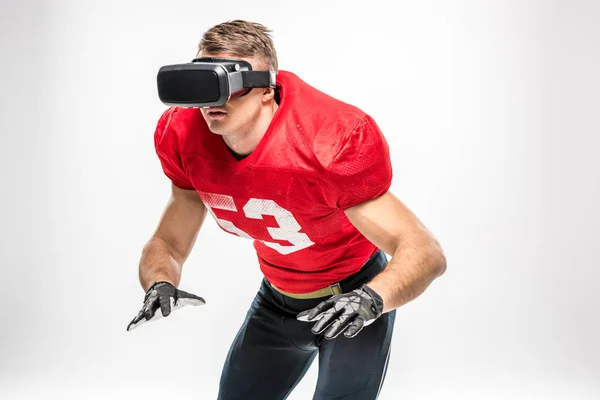 Jogador de futebol em fone de ouvido de realidade virtual — Fotografia de Stock