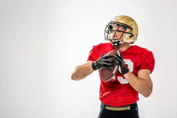 Joueur de football tenant ballon — Photo de stock