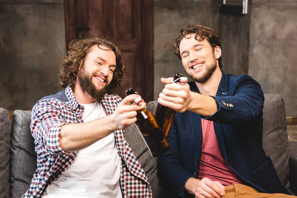 Amigos bebiendo cerveza - foto de stock