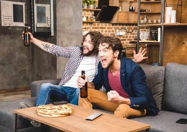 Freunde trinken Bier — Stockfoto