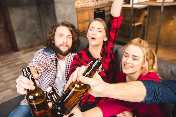 Amigos sosteniendo botellas de cerveza - foto de stock