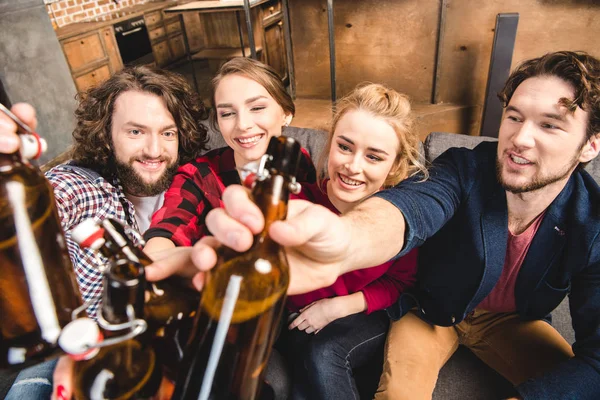 Amigos sosteniendo botellas de cerveza - foto de stock