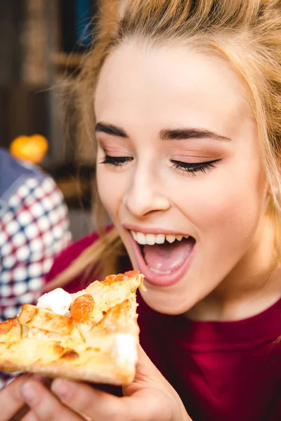 Donna mangiare pizza — Foto stock