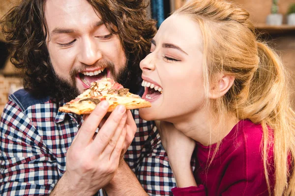 Casal comer pizza — Fotografia de Stock