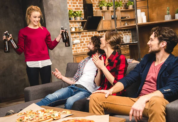 Femme avec des bouteilles de bière pour ses amis — Photo de stock