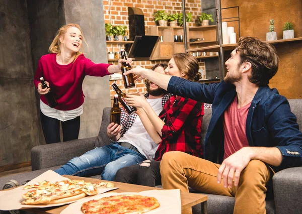 Donna con bottiglie di birra per i suoi amici — Foto stock