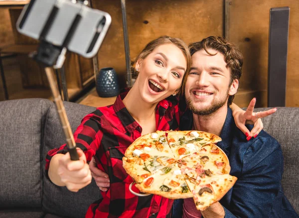 Paar macht Selfie — Stockfoto