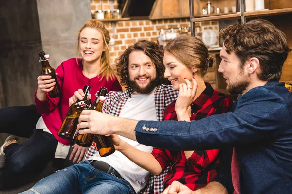 Amigos felizes beber cerveja — Fotografia de Stock