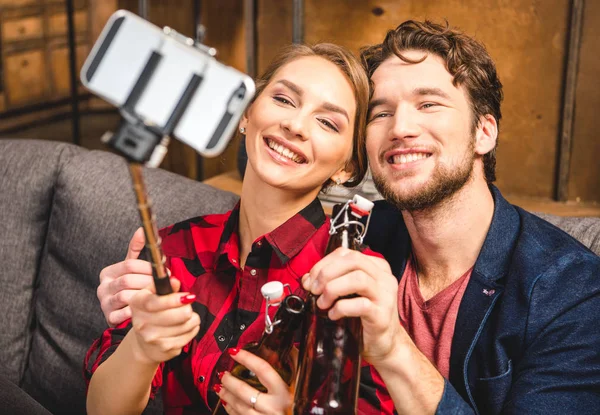 Pareja tomando selfie - foto de stock