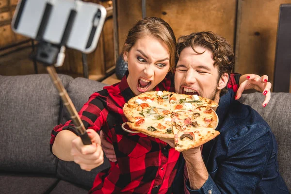 Paar macht Selfie — Stockfoto