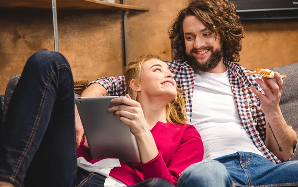 Couple avec tablette numérique — Photo de stock