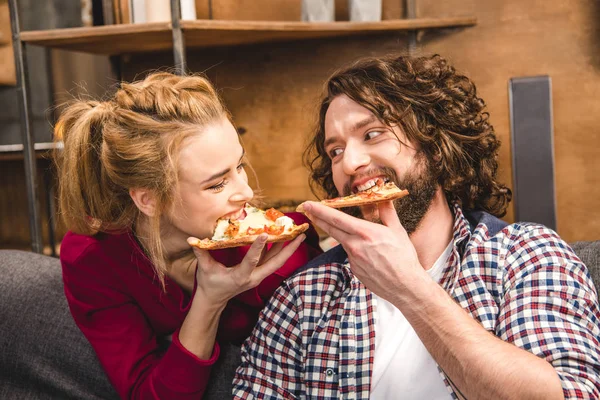 Paar isst Pizza — Stockfoto