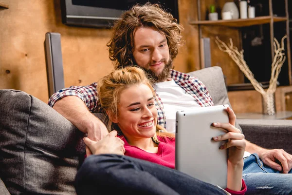 Couple avec tablette numérique — Photo de stock