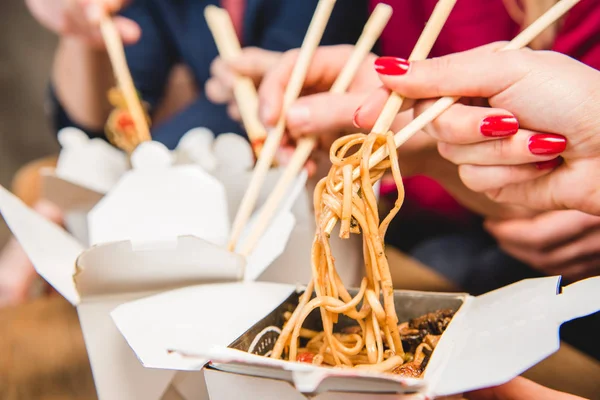 Gente comiendo fideos - foto de stock