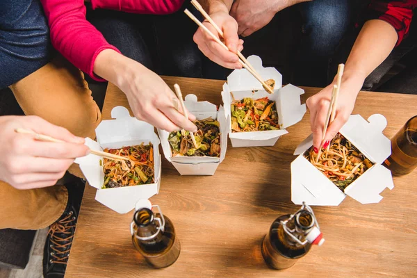 People eating noodles — Stock Photo