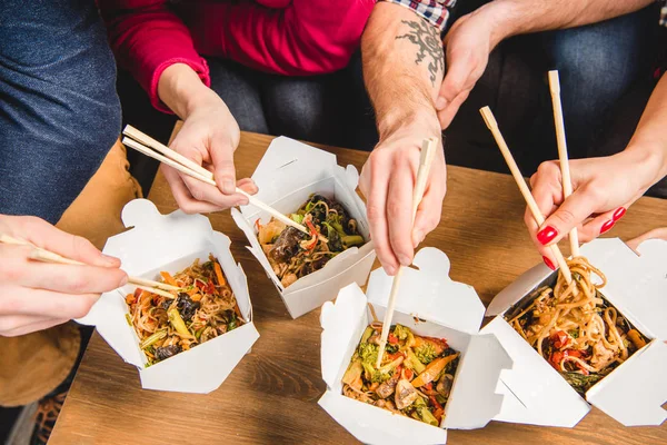 Pessoas comendo macarrão — Fotografia de Stock