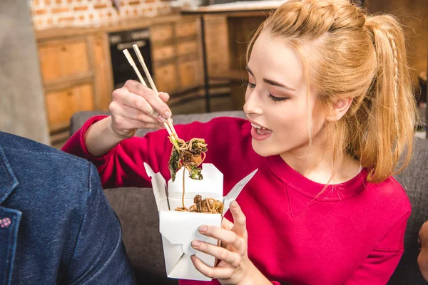 Mujer comiendo fideos - foto de stock