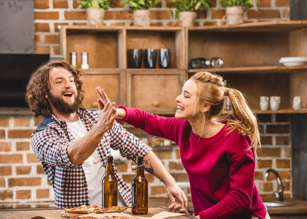 Pareja juntos en la cocina - foto de stock