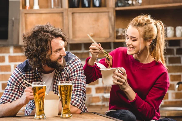 Pareja comiendo fideos - foto de stock