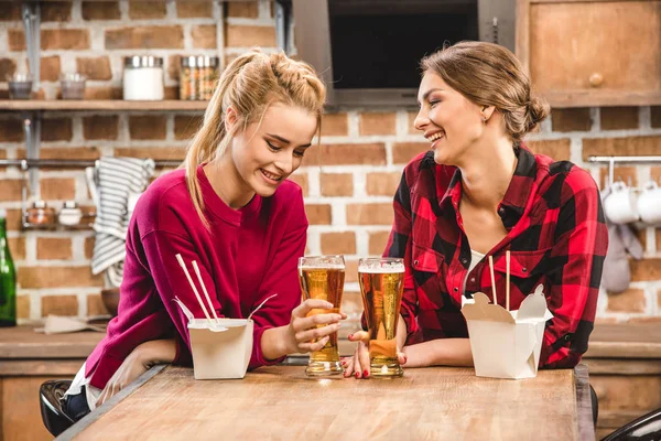 Glückliche Frauen mit Nudeln und Bier — Stockfoto