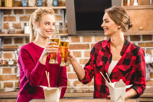 Счастливые женщины с лапшой и пивом — стоковое фото