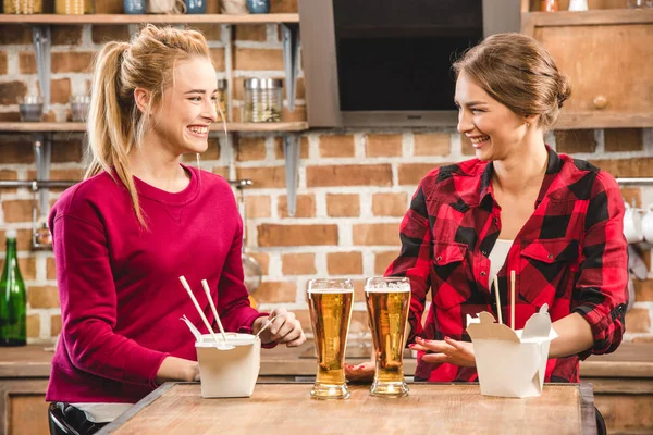 Щасливі жінки з локшиною і пивом — стокове фото