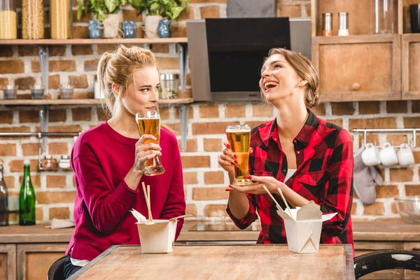 Glückliche Frauen mit Nudeln und Bier — Stockfoto