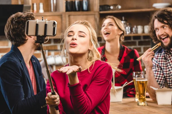 Mujer tomando selfie con amigos - foto de stock